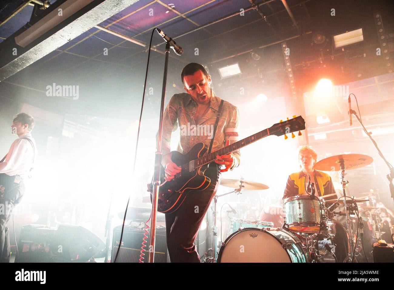 27. Mai 2022: Der britische Sänger und Songwriter Miles Kane spielt auf seiner UK Tour 2022 eine ausverkaufte Show im Leadmill in Sheffield. Die Leadmill droht immer noch zu schließen, da Tausende von Menschen eine Petition unterschreiben, um den legendären Veranstaltungsort zu retten. Arctic Monkeys, Richard Hawley, Jarvis Cocker und Oli Sykes von Bring Me The Horizon gehören zu den Künstlern von Sheffield, die sich für den Veranstaltungsort ausgesprochen haben. (Bild: © Myles Wright/ZUMA Press Wire) Stockfoto