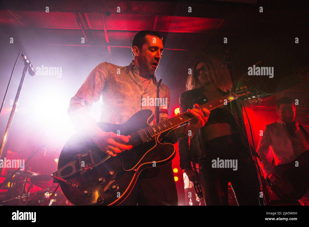 27. Mai 2022: Der britische Sänger und Songwriter Miles Kane spielt auf seiner UK Tour 2022 eine ausverkaufte Show im Leadmill in Sheffield. Die Leadmill droht immer noch zu schließen, da Tausende von Menschen eine Petition unterschreiben, um den legendären Veranstaltungsort zu retten. Arctic Monkeys, Richard Hawley, Jarvis Cocker und Oli Sykes von Bring Me The Horizon gehören zu den Künstlern von Sheffield, die sich für den Veranstaltungsort ausgesprochen haben. (Bild: © Myles Wright/ZUMA Press Wire) Stockfoto
