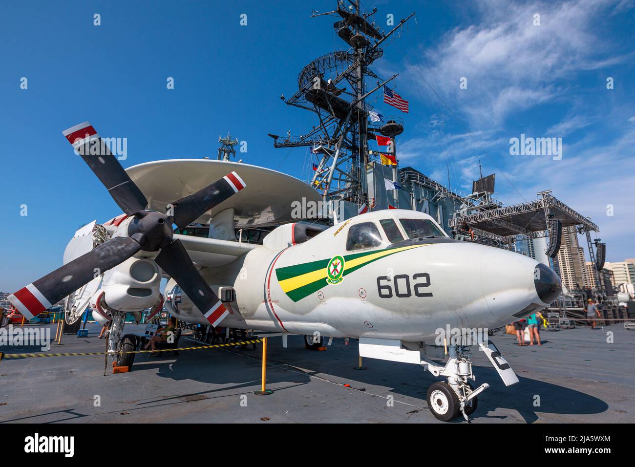 San Diego, California, USA - JULI 2018: Northrop Grumman E-2 Hawkeye, flugzeuggestützte Frühwarnflugzeuge von 1950s. Amerikanische USS Midway Stockfoto