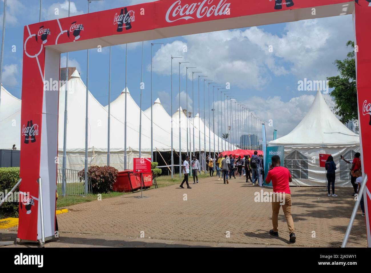 Nairobi, Kenia. 27.. Mai 2022. Während der FIFA-WM-Tour und der öffentlichen Besichtigung im K.I.C.C in Nairobi, Kenia, treffen sich die Bewohner für einen historischen Moment im K.I.C.C ein. Die Trophäe der FIFA-Weltmeisterschaft landete in Kenia für eine zweitägige Tour, bei der die Öffentlichkeit vor der diesjährigen Weltmeisterschaft in Katar angesehen werden konnte. (Bild: © Donwilson Odhiambo/ZUMA Press Wire) Bild: ZUMA Press, Inc./Alamy Live News Stockfoto