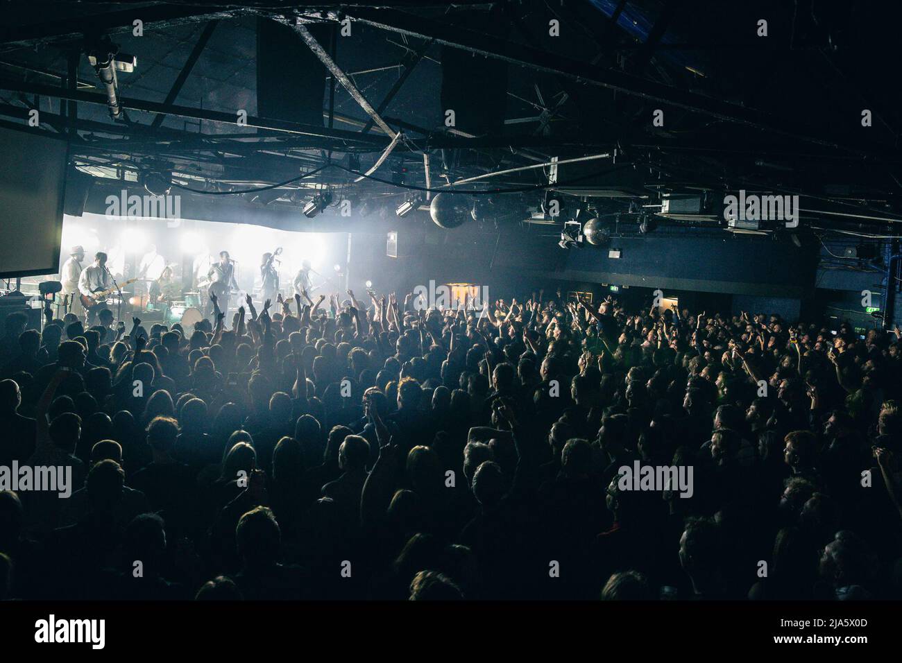 27. Mai 2022: Der britische Sänger und Songwriter Miles Kane spielt auf seiner UK Tour 2022 eine ausverkaufte Show im Leadmill in Sheffield. Die Leadmill droht immer noch zu schließen, da Tausende von Menschen eine Petition unterschreiben, um den legendären Veranstaltungsort zu retten. Arctic Monkeys, Richard Hawley, Jarvis Cocker und Oli Sykes von Bring Me The Horizon gehören zu den Künstlern von Sheffield, die sich für den Veranstaltungsort ausgesprochen haben. (Bild: © Myles Wright/ZUMA Press Wire) Stockfoto