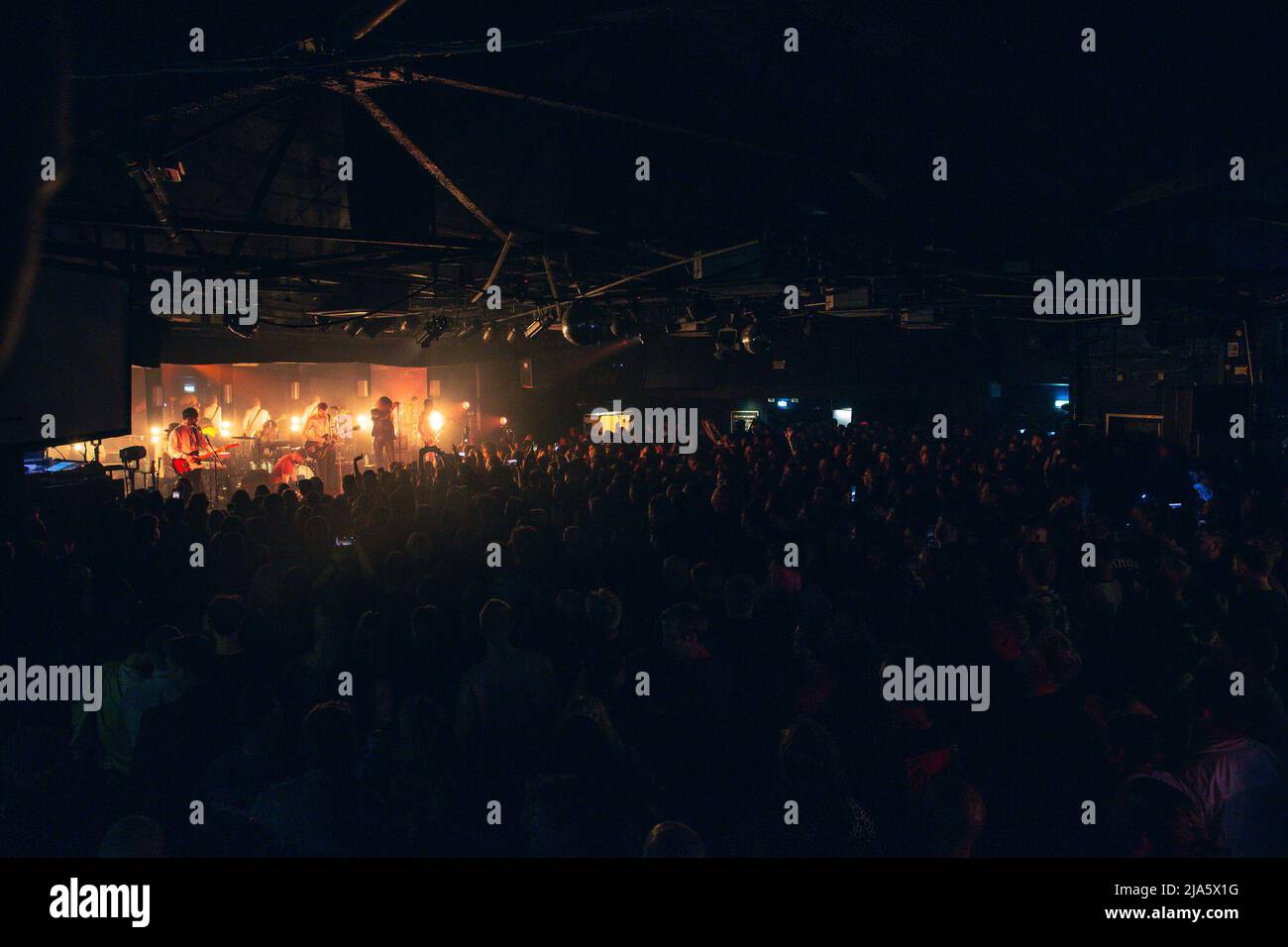 27. Mai 2022: Der britische Sänger und Songwriter Miles Kane spielt auf seiner UK Tour 2022 eine ausverkaufte Show im Leadmill in Sheffield. Die Leadmill droht immer noch zu schließen, da Tausende von Menschen eine Petition unterschreiben, um den legendären Veranstaltungsort zu retten. Arctic Monkeys, Richard Hawley, Jarvis Cocker und Oli Sykes von Bring Me The Horizon gehören zu den Künstlern von Sheffield, die sich für den Veranstaltungsort ausgesprochen haben. (Bild: © Myles Wright/ZUMA Press Wire) Stockfoto