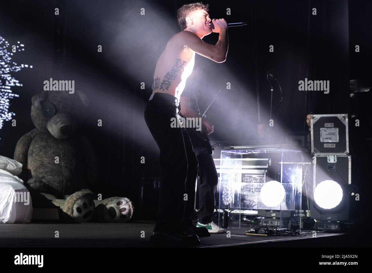 Brescia, Italien. 27. Mai 2022. Der italienische Sänger Blanco alias als Riccardo Fabbriconi während seiner Live-Konzerte in Brescia, Gran Teatro Morato für Blu Celeste Tour 2022 Credit: Roberto Tommasini/Alamy Live News Stockfoto