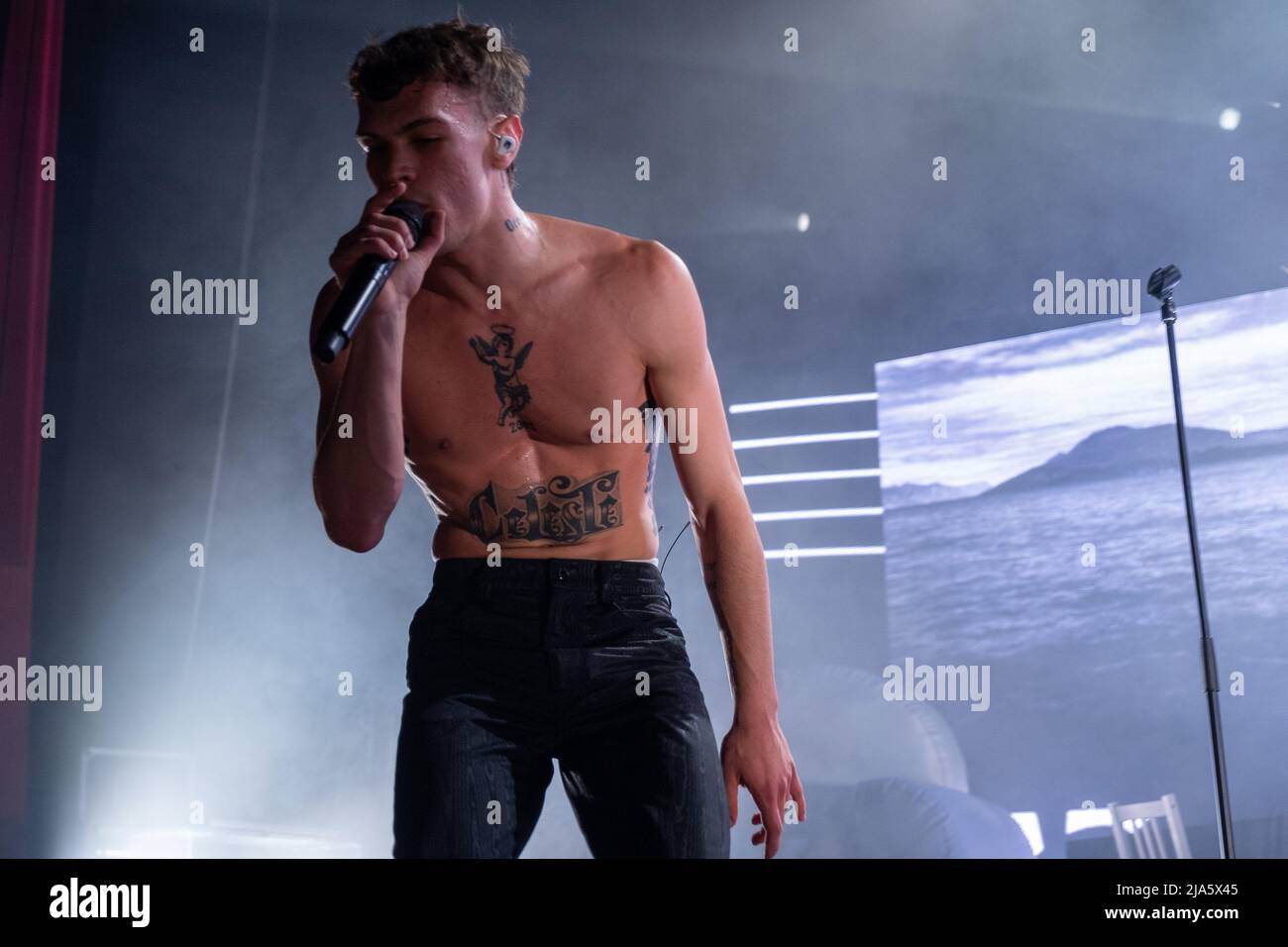 Brescia, Italien. 27. Mai 2022. Der italienische Sänger Blanco alias als Riccardo Fabbriconi während seiner Live-Konzerte in Brescia, Gran Teatro Morato für Blu Celeste Tour 2022 Credit: Roberto Tommasini/Alamy Live News Stockfoto