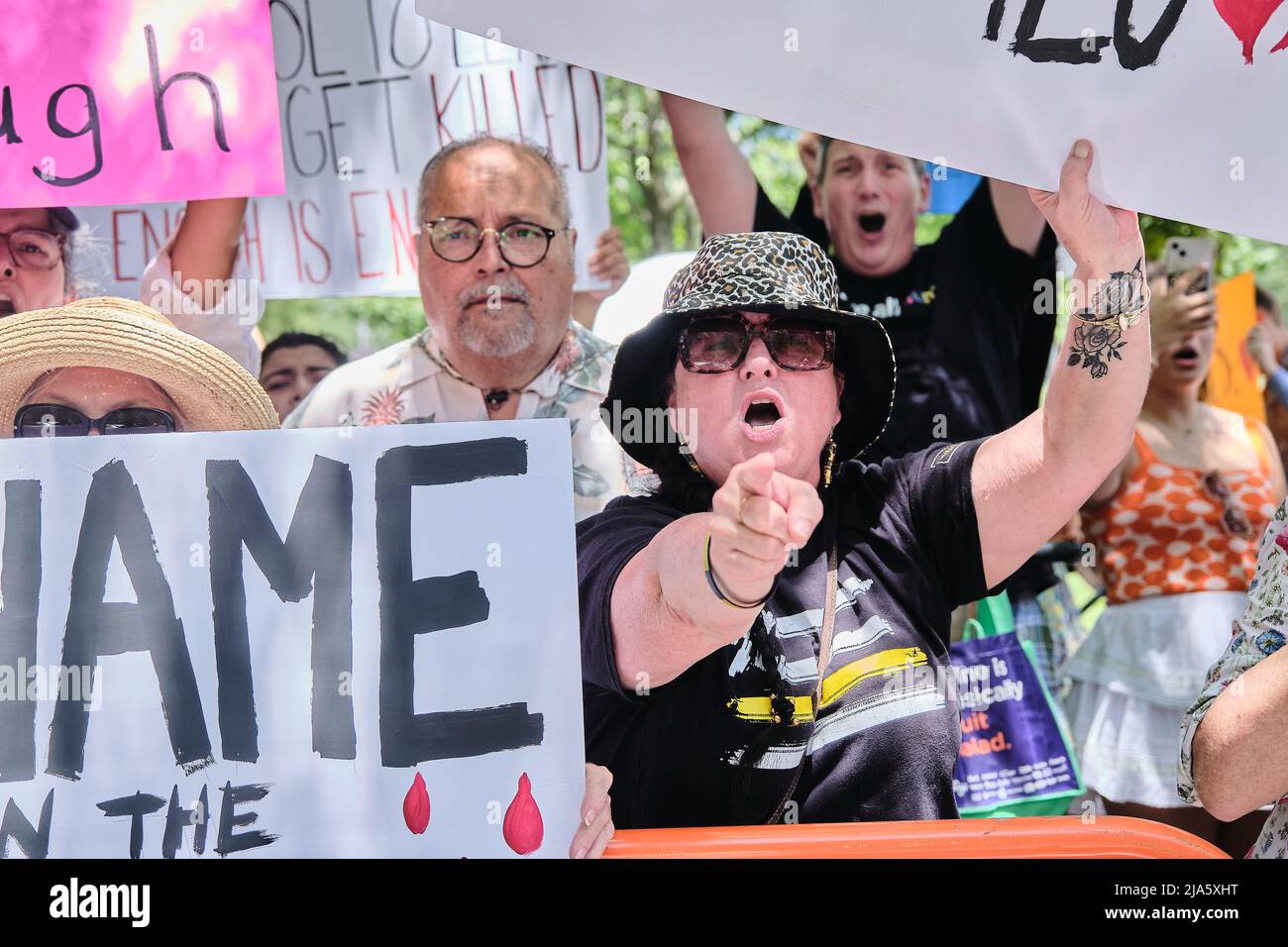 Houston, Texas, USA. 27.. Mai 2022. Demonstranten versammeln sich im Discovery Green in der „Don't Look Away“-Demonstration in Houston, um nach den jüngsten Schüssen in Texas Maßnahmen zur Waffenreform zu fordern. Inmitten von Protesten trifft sich die NRA nach dem Schulmassaker in Texas. (Bild: © Carlos Escalona/ZUMA Press Wire) Stockfoto