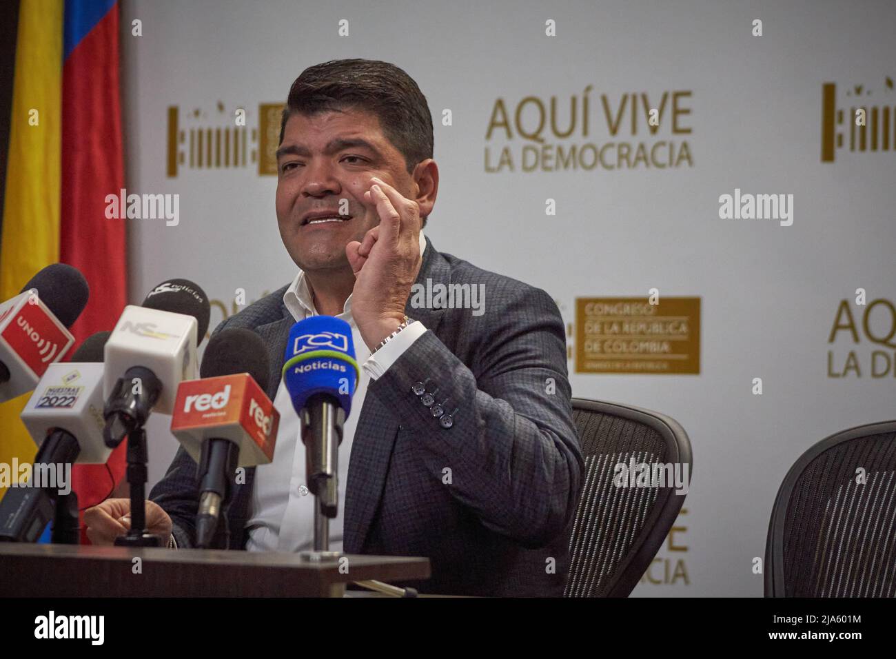 Bogota, Kolumbien. 27.. Mai 2022. Der kolumbianische Senatspräsident Juan Diego Gomez spricht während einer Pressekonferenz anlässlich der bevorstehenden Präsidentschaftswahlen am sonntag, dem 29. Mai. In Bogota, Kolumbien, 27. Mai 2022. Foto: Perla Bayona/Long Visual Press Kredit: Long Visual Press/Alamy Live News Stockfoto