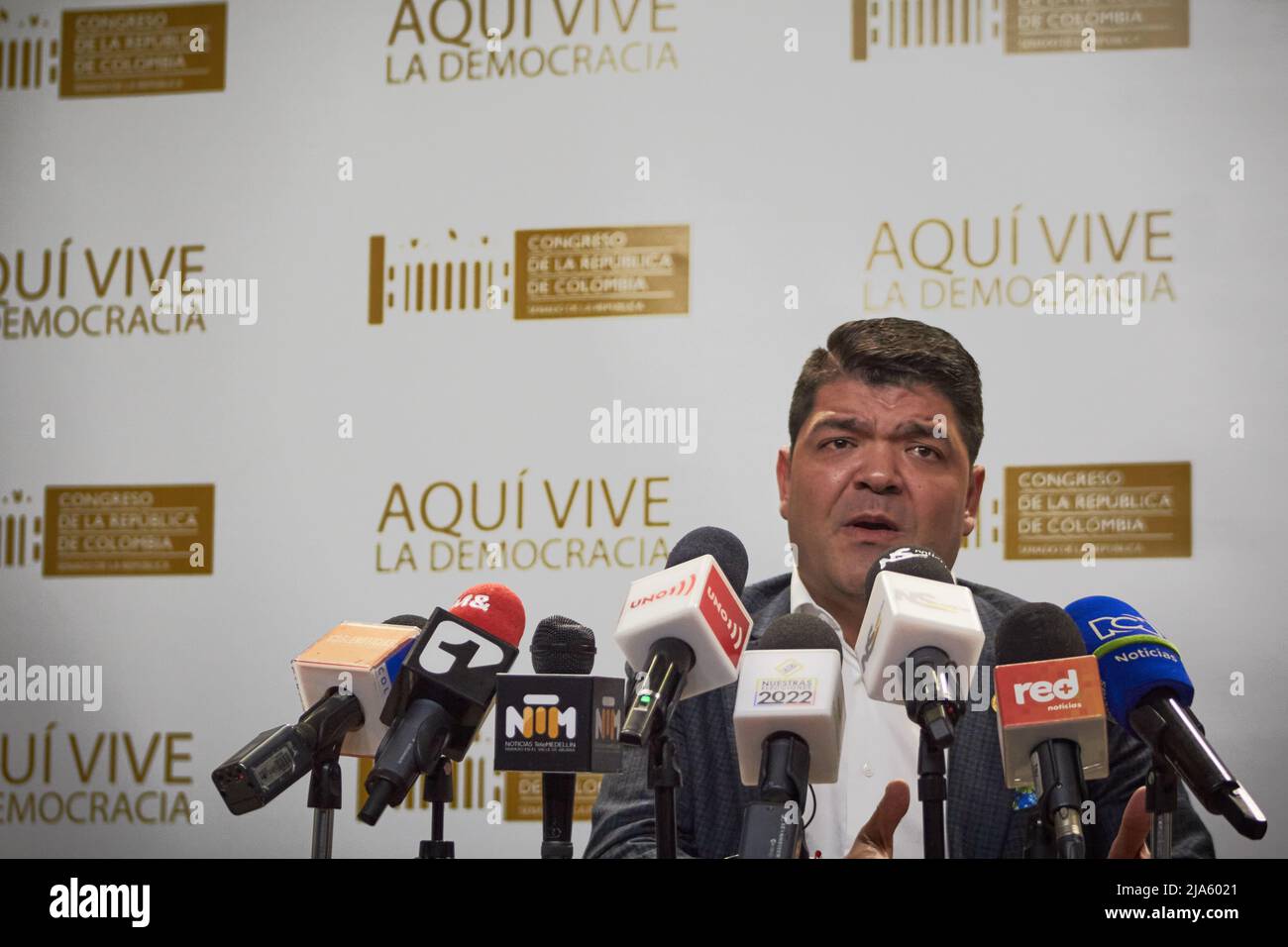 Bogota, Kolumbien. 27.. Mai 2022. Der kolumbianische Senatspräsident Juan Diego Gomez spricht während einer Pressekonferenz anlässlich der bevorstehenden Präsidentschaftswahlen am sonntag, dem 29. Mai. In Bogota, Kolumbien, 27. Mai 2022. Foto: Perla Bayona/Long Visual Press Kredit: Long Visual Press/Alamy Live News Stockfoto