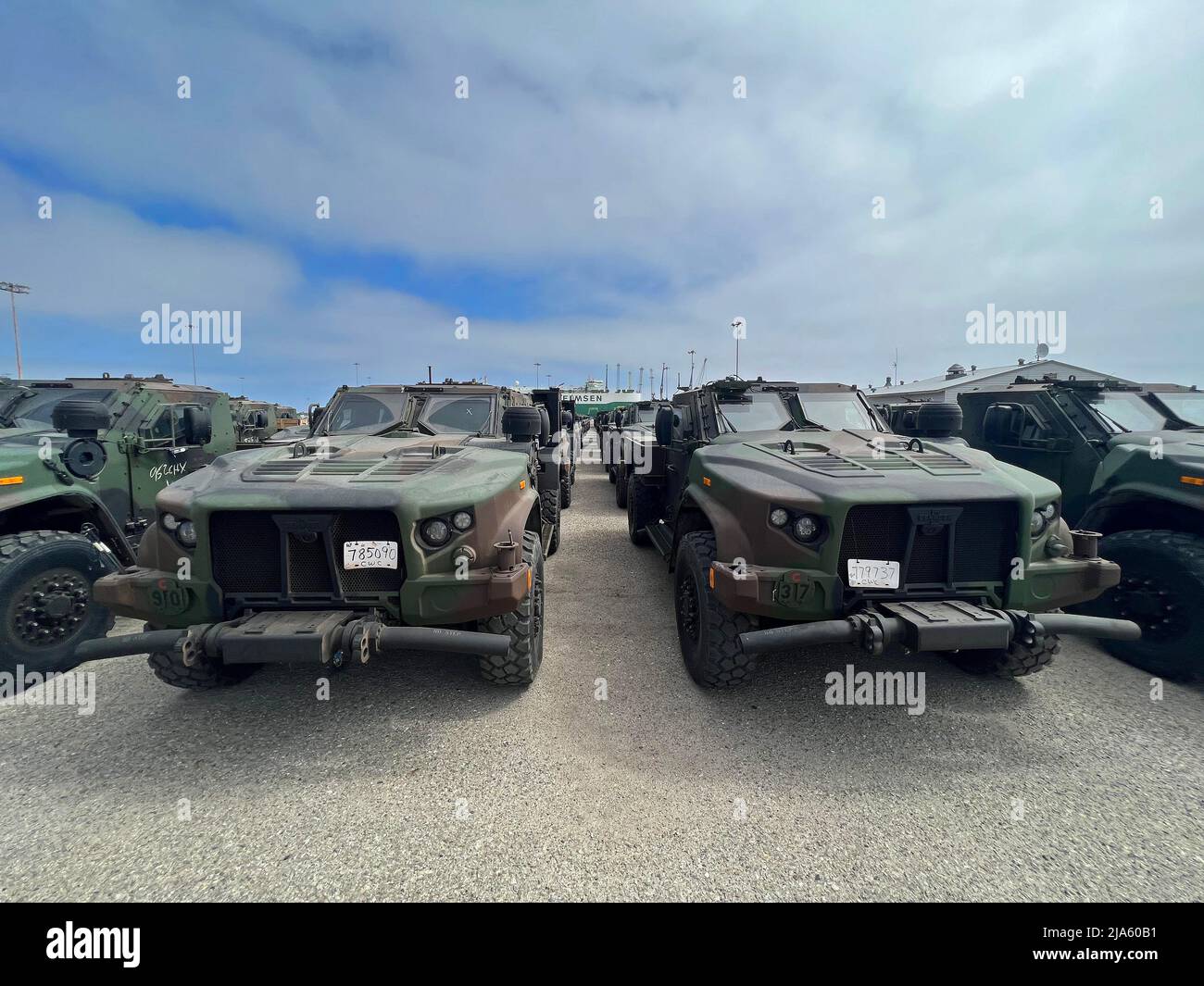 220526-N-AS200-0010 HAFEN HUENEME, Kalifornien (26. Mai 2022) das Joint Light Tactical Vehicle (JLTV) wird vom Marinestützpunkt Ventura County (NBVC) in Port Hueneme verschifft und ist bereit, für Unterstützungsmissionen der Marineeinsatzkräfte weltweit eingesetzt zu werden. Der JLTV ist ein gemeinsames Army/Marine Corps-Programm, das in verschiedenen Varianten mit mehreren Missionspaketen erhältlich ist und eine geschützte, nachhaltige, vernetzte Mobilität bietet, die Nutzlast, Leistung und Schutz über das gesamte Spektrum militärischer Operationen hinweg ausbalanciert. NBVC ist eine strategisch gelegene Naval-Installation, die aus drei besteht Stockfoto