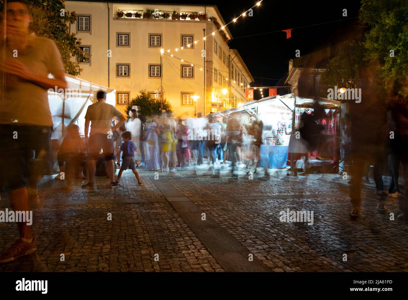 Gesellschaftliche Veranstaltungen in der Nacht, Menschen genießen die Sommernächte. Menschen bewegen sich über Städte. Familien bei Nacht gesellschaftliche Veranstaltungen. Stockfoto