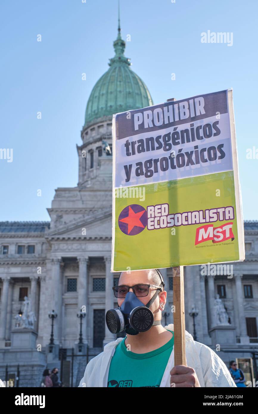Buenos Aires, Argentinien; 21. Mai 2022: Aktivist mit Biohazard-Maske und Anzügen hält ein Zeichen gegen den Einsatz von GVO und toxischen Pestiziden in agricult Stockfoto