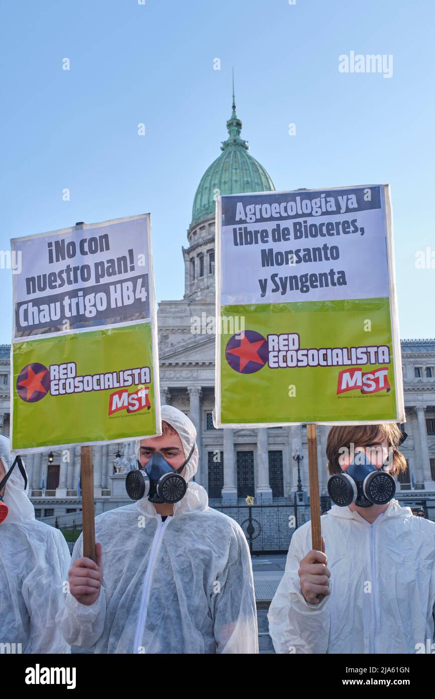 Buenos Aires, Argentinien; 21. Mai 2022: Aktivisten mit Biohazard-Masken und Anzügen halten Zeichen gegen den Einsatz von GVO und Pestiziden in der Landwirtschaft, i Stockfoto