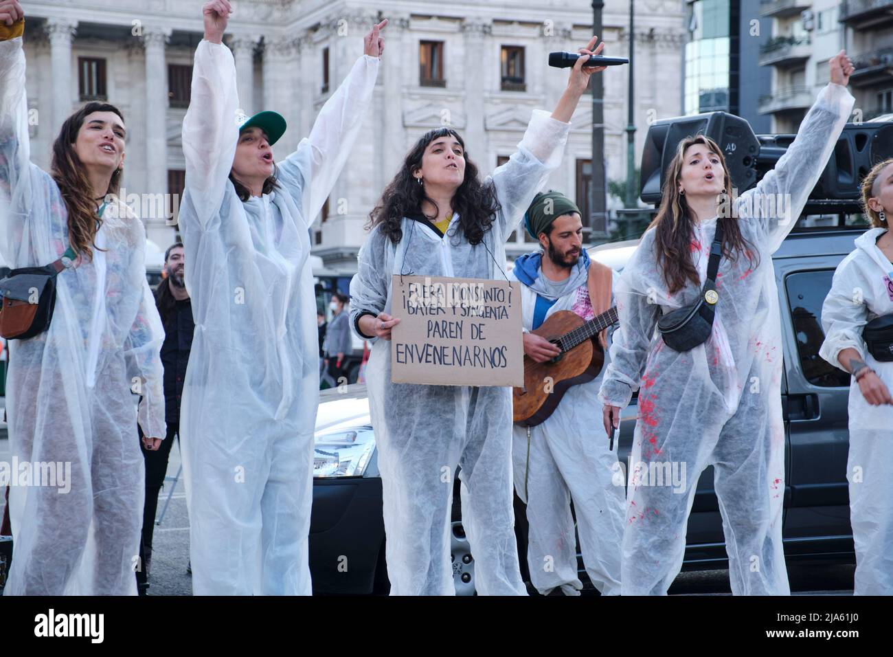 Buenos Aires, Argentinien; 21. Mai 2022: Aktivisten in Biohazard-Anzügen singen Parolen gegen den Einsatz von GVO und Pestiziden in der Landwirtschaft, vorne Stockfoto