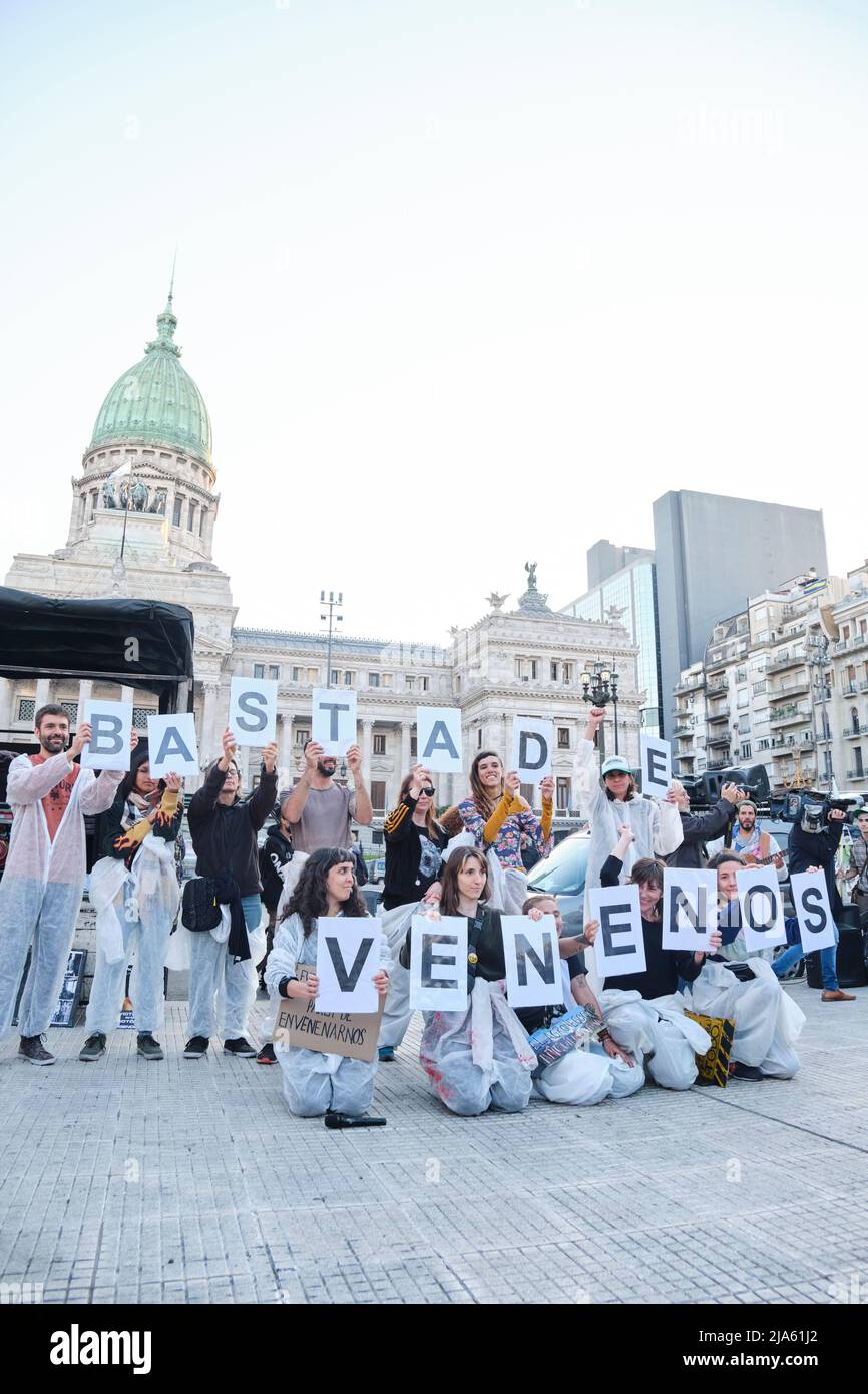 Buenos Aires, Argentinien; 21. Mai 2022: Eine Gruppe von Aktivisten, die Biohazard-Anzüge tragen, hält Zeichen gegen den Einsatz von GVO und die Verschmutzung von Pestiziden in der Landwirtschaft Stockfoto