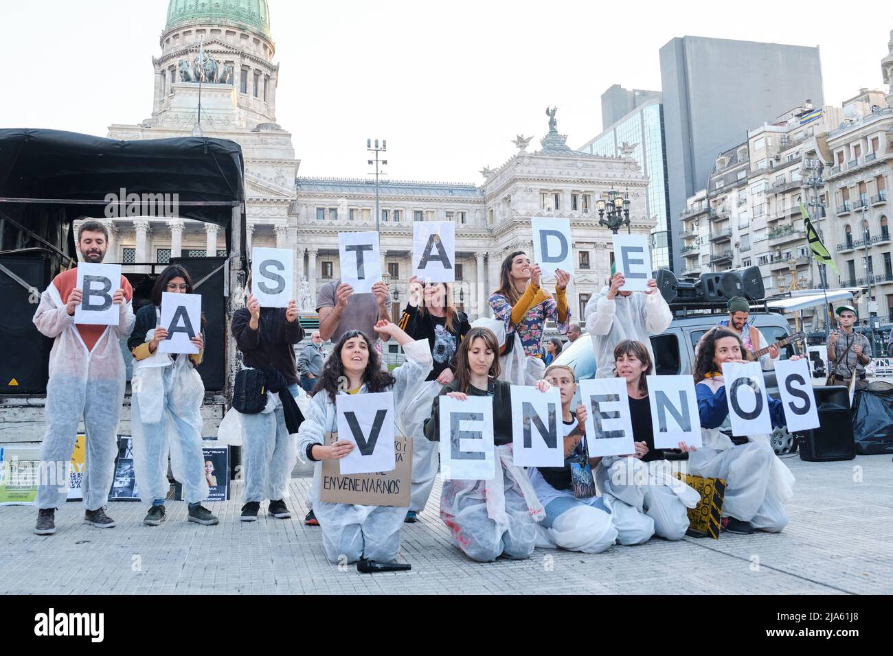Buenos Aires, Argentinien; 21. Mai 2022: Eine Gruppe von Aktivisten, die Biohazard-Anzüge tragen, hält Zeichen gegen den Einsatz von GVO und die Verschmutzung von Pestiziden in der Landwirtschaft Stockfoto
