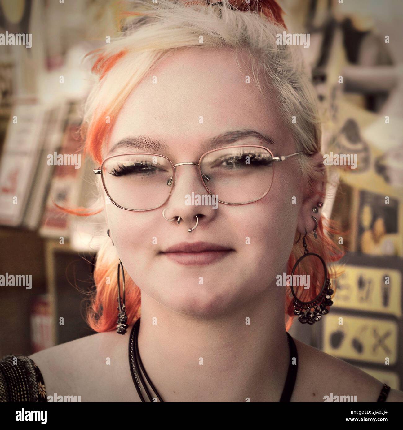 Straßenportrait der jungen Frau mit Nasenring, blonden Haaren und Brille Stockfoto