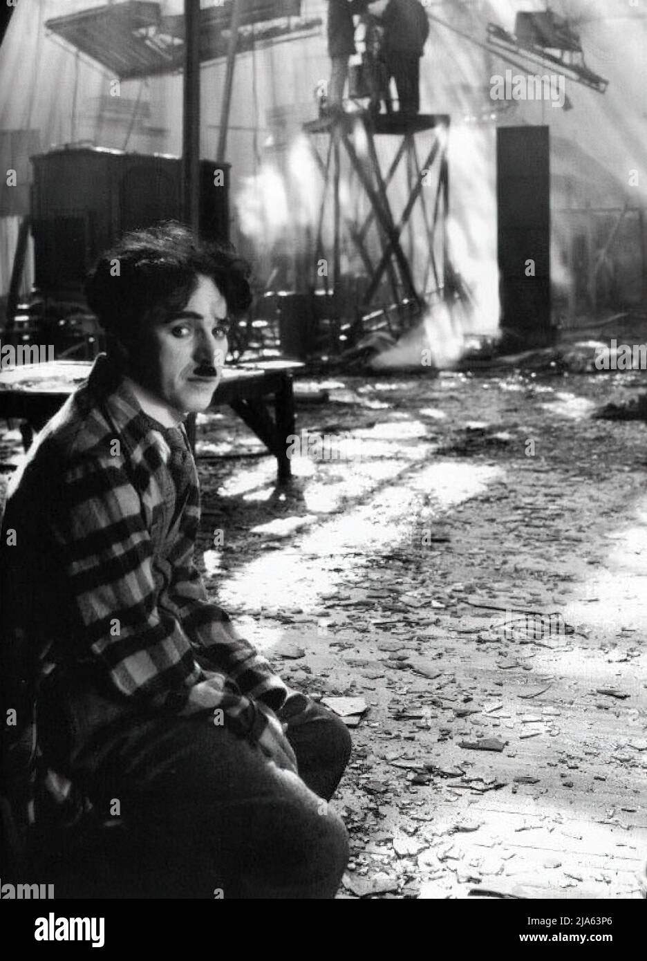 Charles Chaplin ist am Boden zerstört, nachdem das Feuer durch den Zirkus gefegt hat Stockfoto