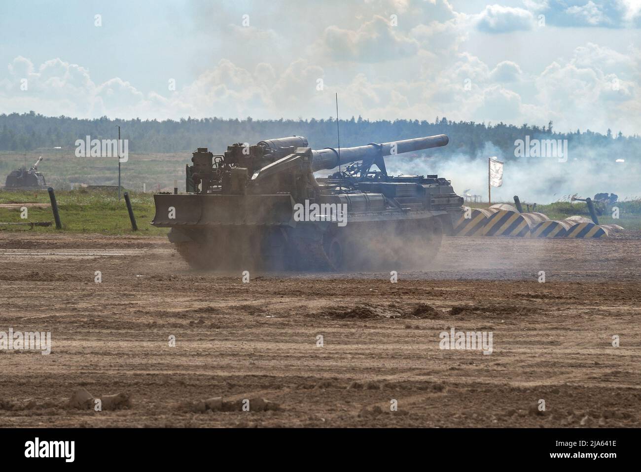 ALABINO, RUSSLAND - 25. AUGUST 2020: Die selbstfahrende Artilleriebalette 2S7M 'Malka' tritt in die Position. Ein Fragment des Demonstrationsprogramms der mil Stockfoto