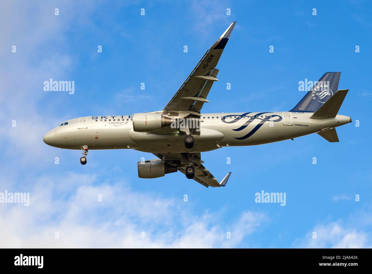 SANKT PETERSBURG, RUSSLAND - 28. OKTOBER 2020: Aircraf Airbus A321-214 (VQ-BRW) der Aeroflot-Fluggesellschaften auf Gleitbahn. Ansicht von unten Stockfoto