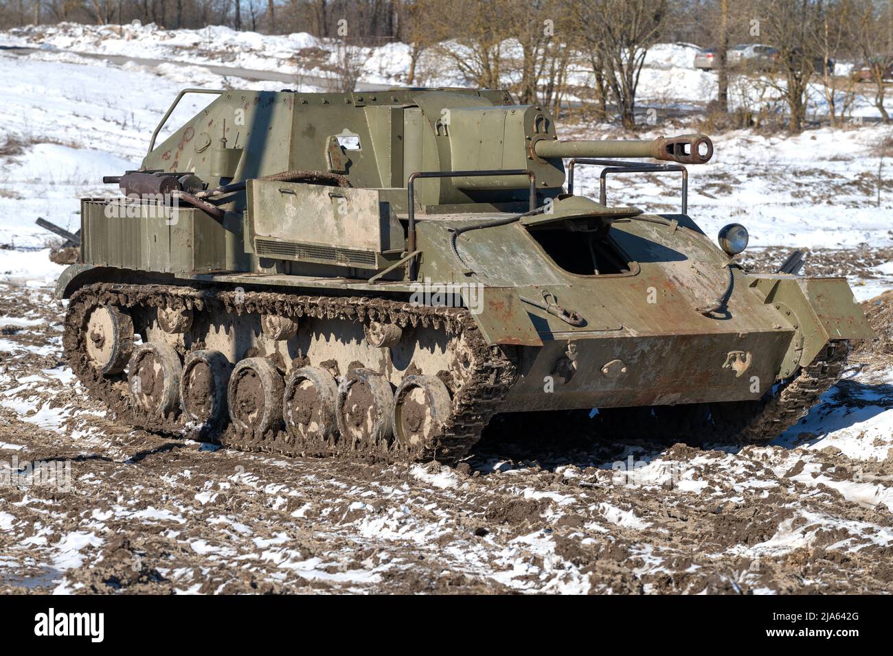 KRASNOE SELO, RUSSLAND - 27. MÄRZ 2022: Sowjetische Selbstfahrlafette SU-76 auf dem Panzerbereich des militärisch-patriotischen Parks "Steel Landing" Stockfoto