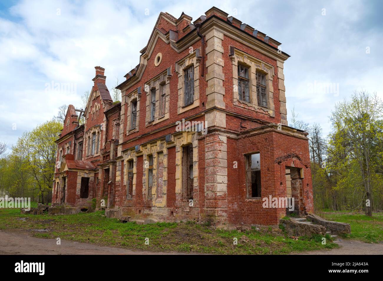 Ruinen eines alten verlassenen Herrenhauses im Adelsgut „Knyazhya Gorka“ an einem Maitag. Pskow-Region, Russland Stockfoto