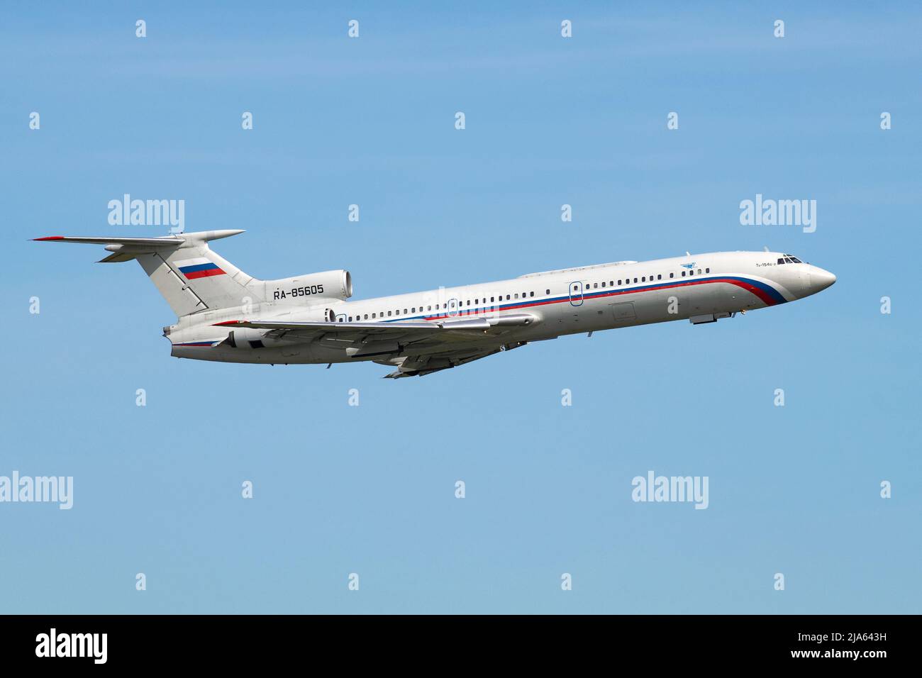 SANKT PETERSBURG, RUSSLAND - 20. MAI 2022: Fliegendes Flugzeug der TU-154B-2 (RA-85605) am blauen Himmel Stockfoto