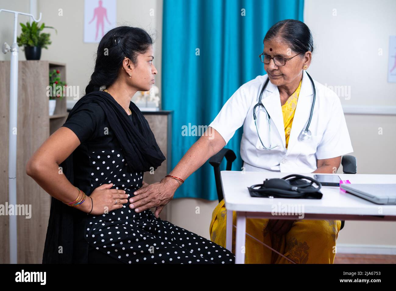Kranke Frau Patientin erklärt dem Arzt im Krankenhaus über Magenschmerzen zur Behandlung - Konzept der Diagnose und Medicare Stockfoto