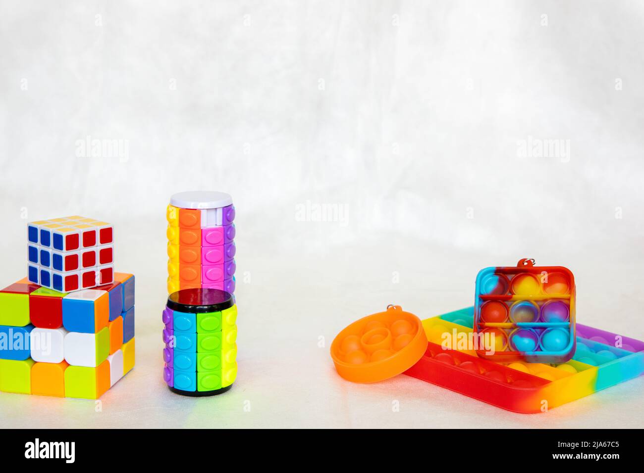 Verschiedene bunte Anti Stress Sinnesspielzeug . Set von kreativen und lustigen Konzepten von Kinderspielzeug. Beliebtes Spielzeug. Heller Hintergrund, Draufsicht. Stockfoto