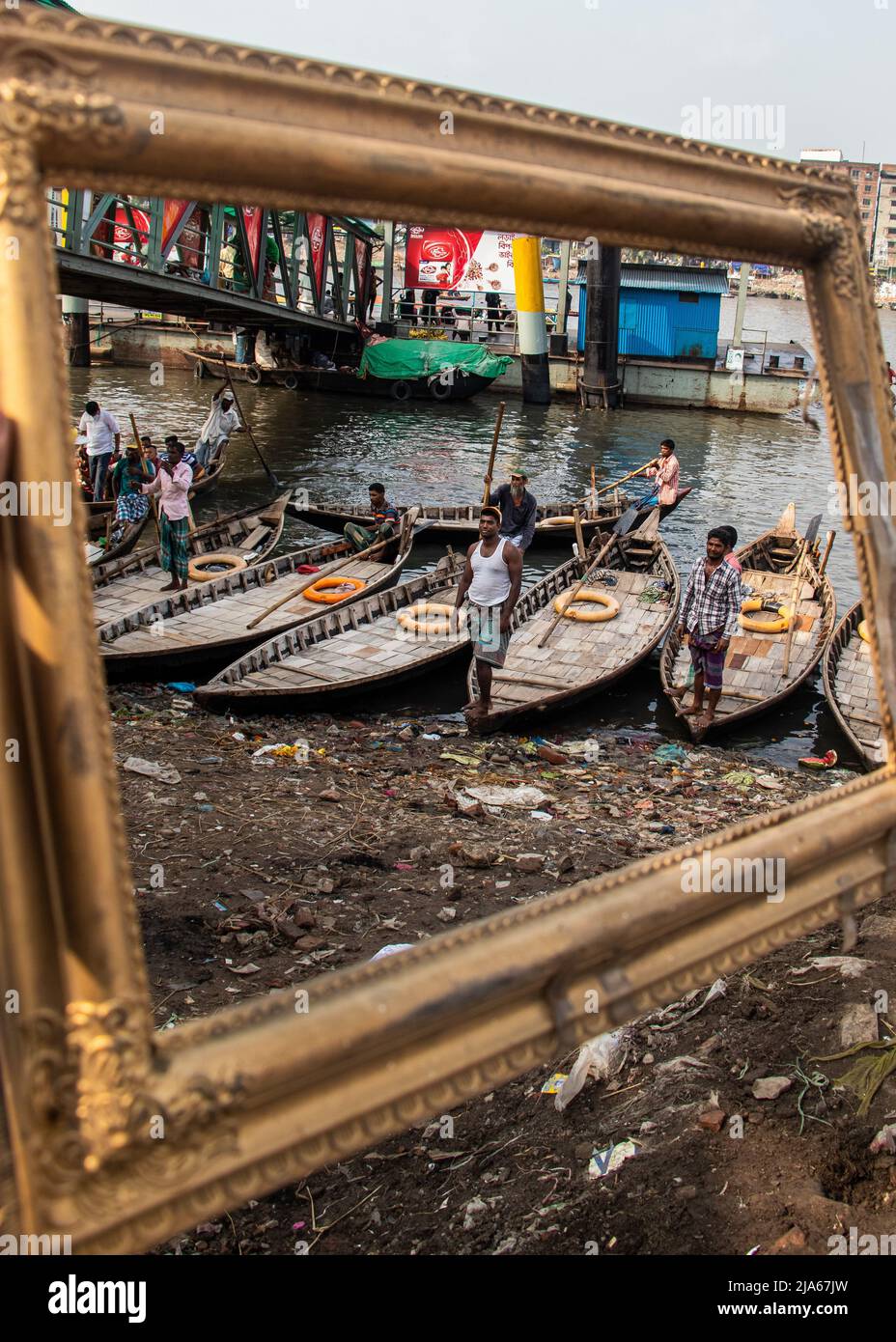 Dhaka, Bangladesch. 24. April 2022. Bild der traditionellen, architektonischen Holzbootstation am Flussufer, aufgenommen am 24. April 2022 aus Dhaka, Bangladesch, Südasien (Bild: © Md. Noor Hossain/Pacific Press via ZUMA Press Wire) Stockfoto