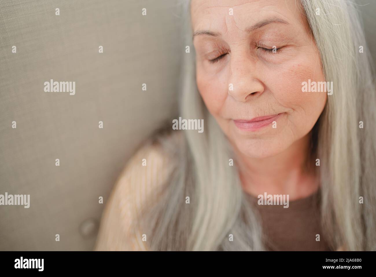 Nahaufnahme einer älteren Frau mit geschlossenen Augen. Stockfoto