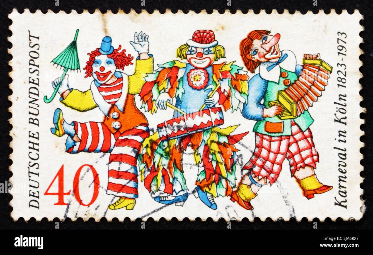 DEUTSCHLAND - UM 1972: Eine in Deutschland gedruckte Briefmarke zeigt Karnevalstänzer, Kölner Karneval Sesquicentennial, um 1972 Stockfoto