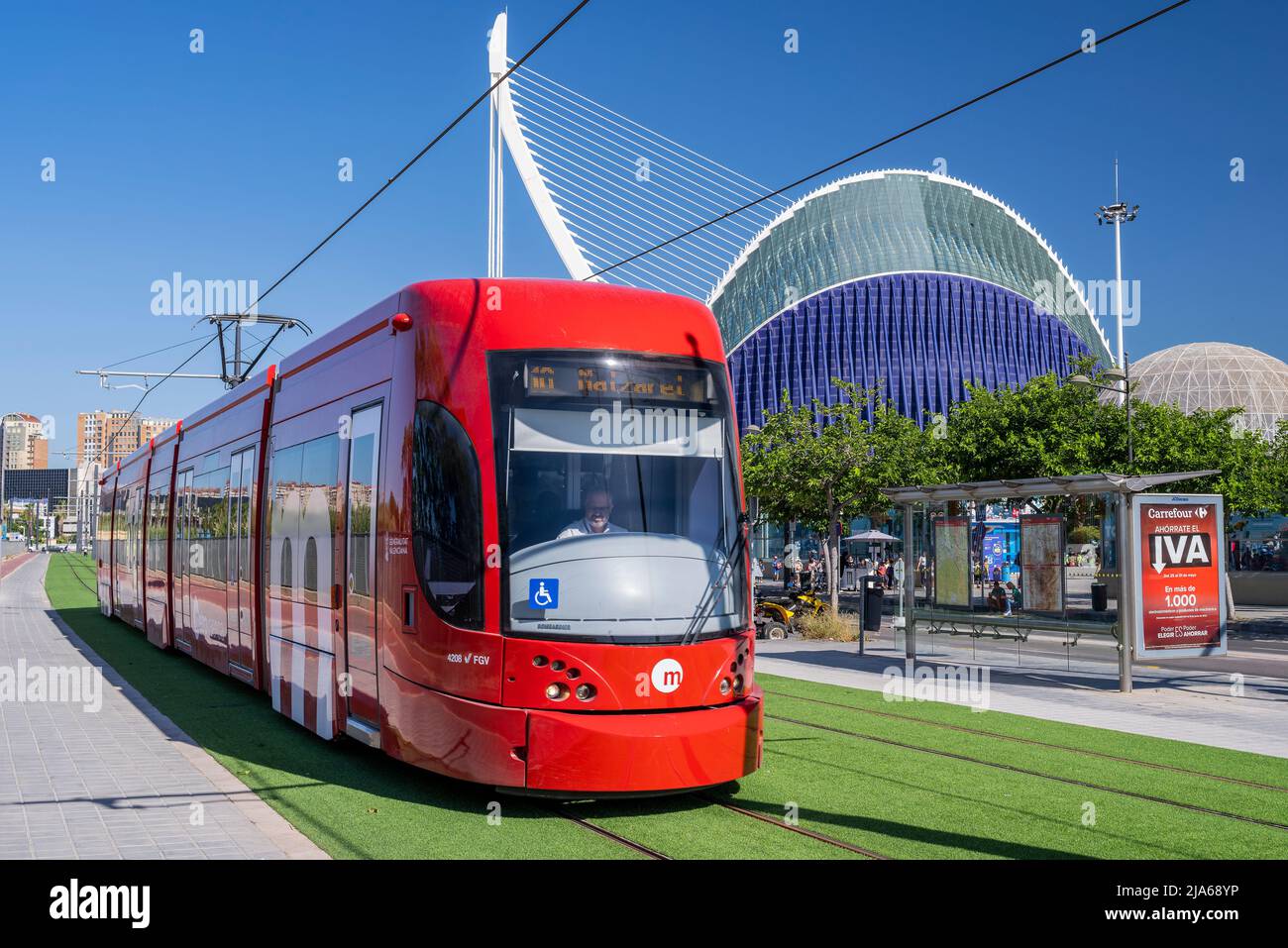 Straßenbahn der Linie 10 Light Railway mit der Stadt der Künste und Wissenschaften im Hintergrund, Valencia, Spanien Stockfoto