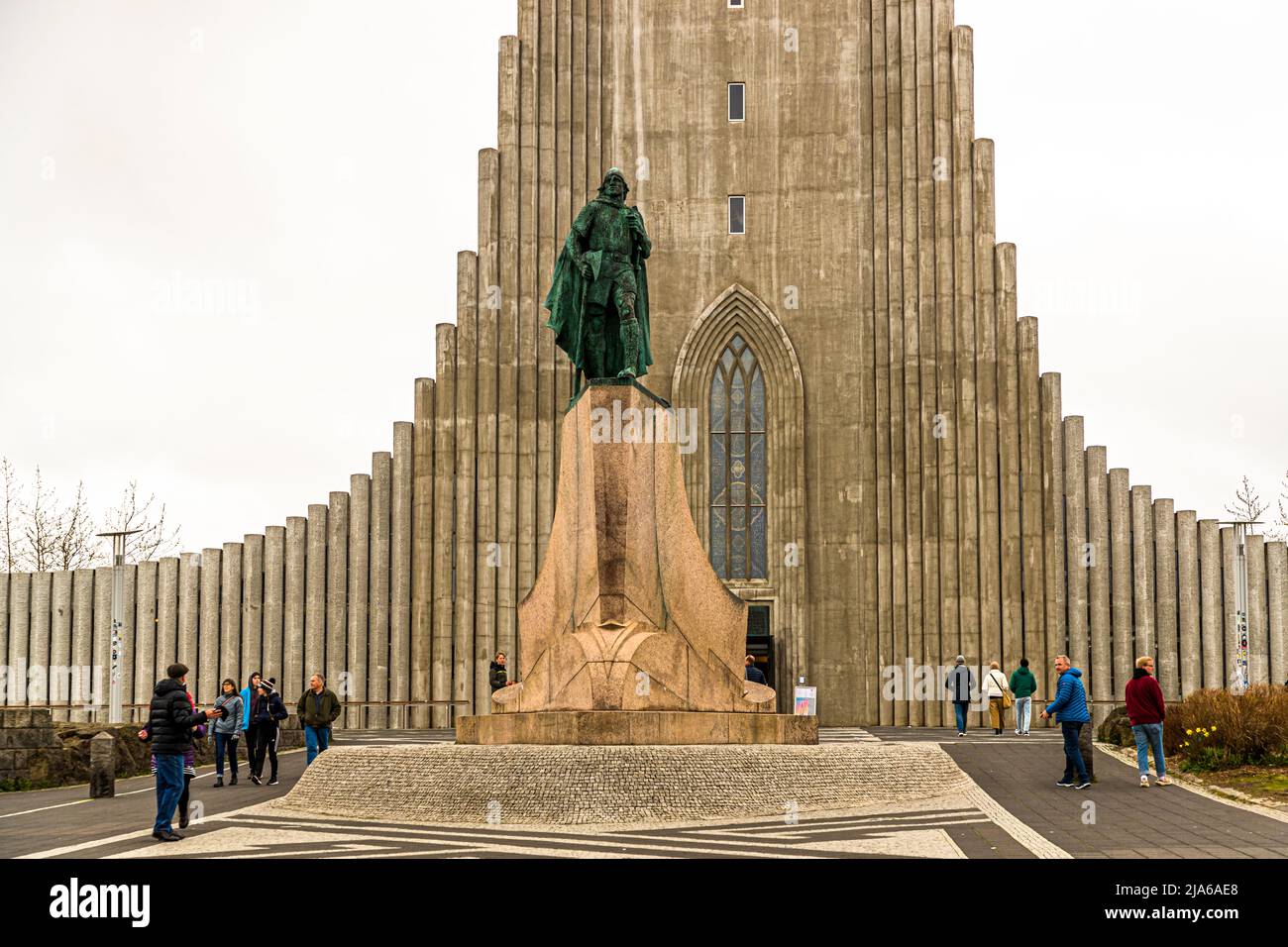 Die Statue von Leifur Eiríksson (der auf Englisch Leif Eriksson genannt wird) war ein Geschenk der Vereinigten Staaten an Island zum Gedenken an den 1000. Jahrestag von Alþingi, dem isländischen parlament. Reykjavik, Island Stockfoto