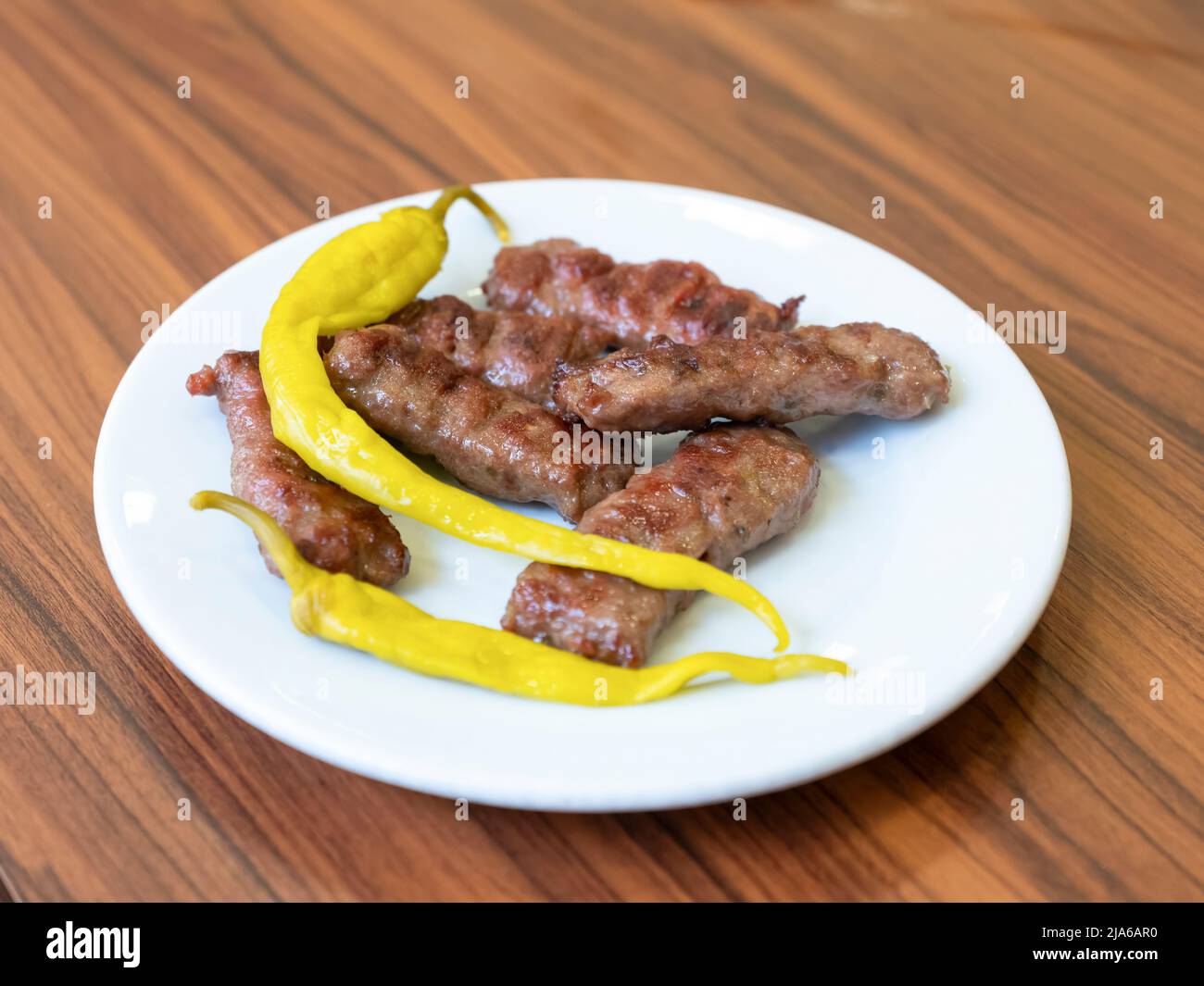 Gegrillte Fleischbällchen auf einem weißen Teller Stockfoto