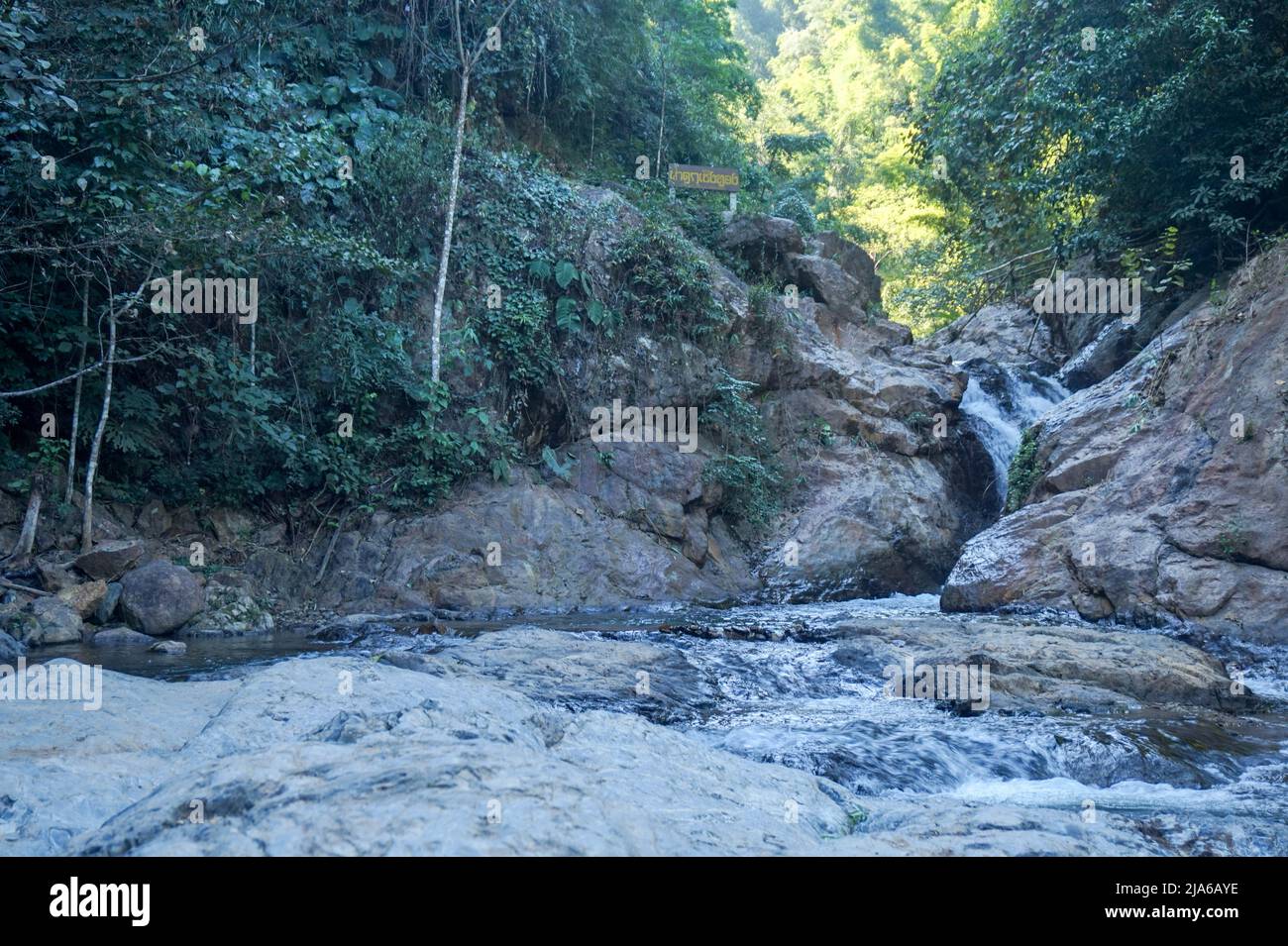 Schöne klare Wasserfälle im Nationalpark von Thailand, Dschungelgeheimnisse Stockfoto