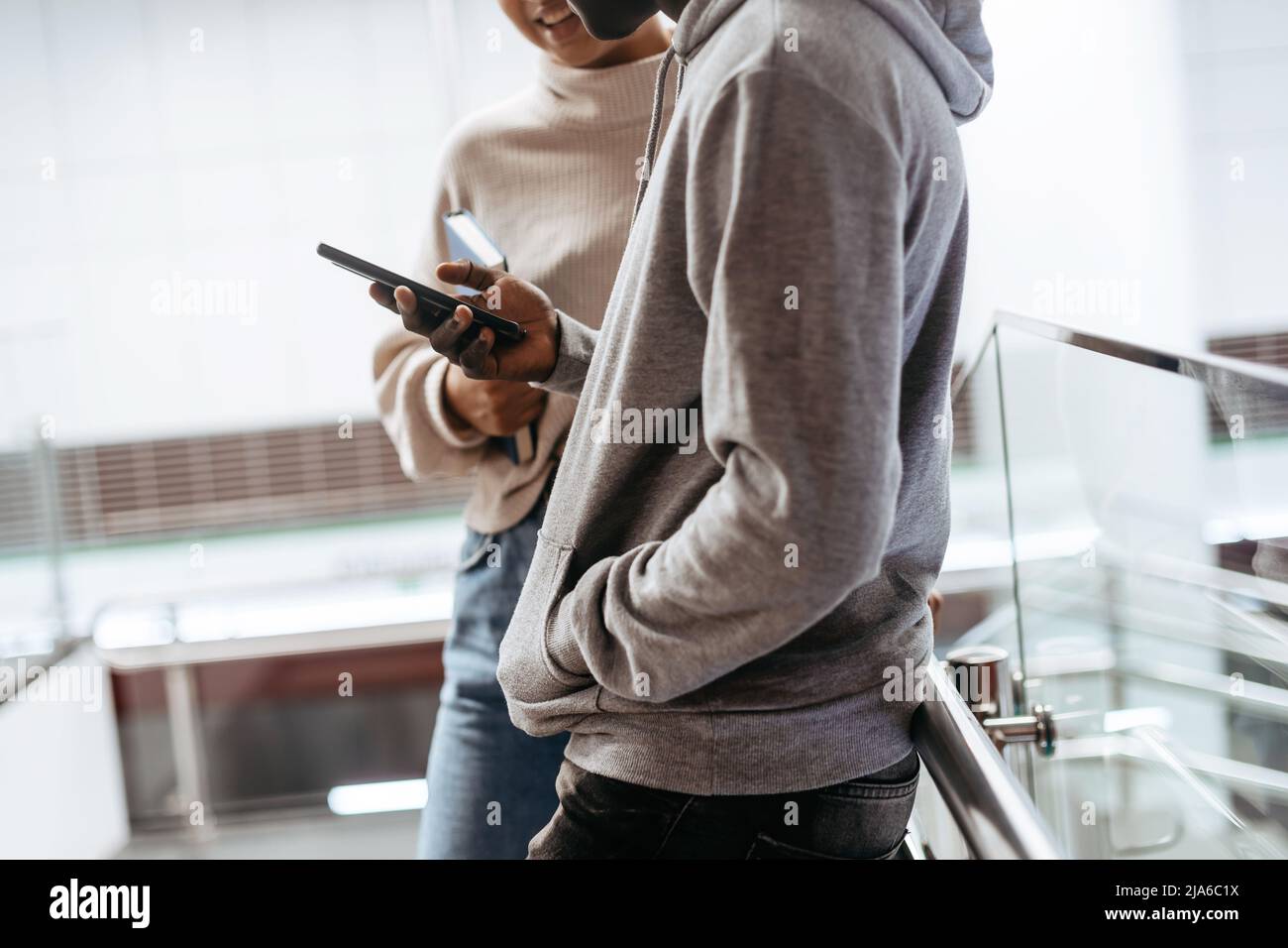 Zugeschnittenes Bild von ein paar Studenten mit einem Smartphone . Stockfoto