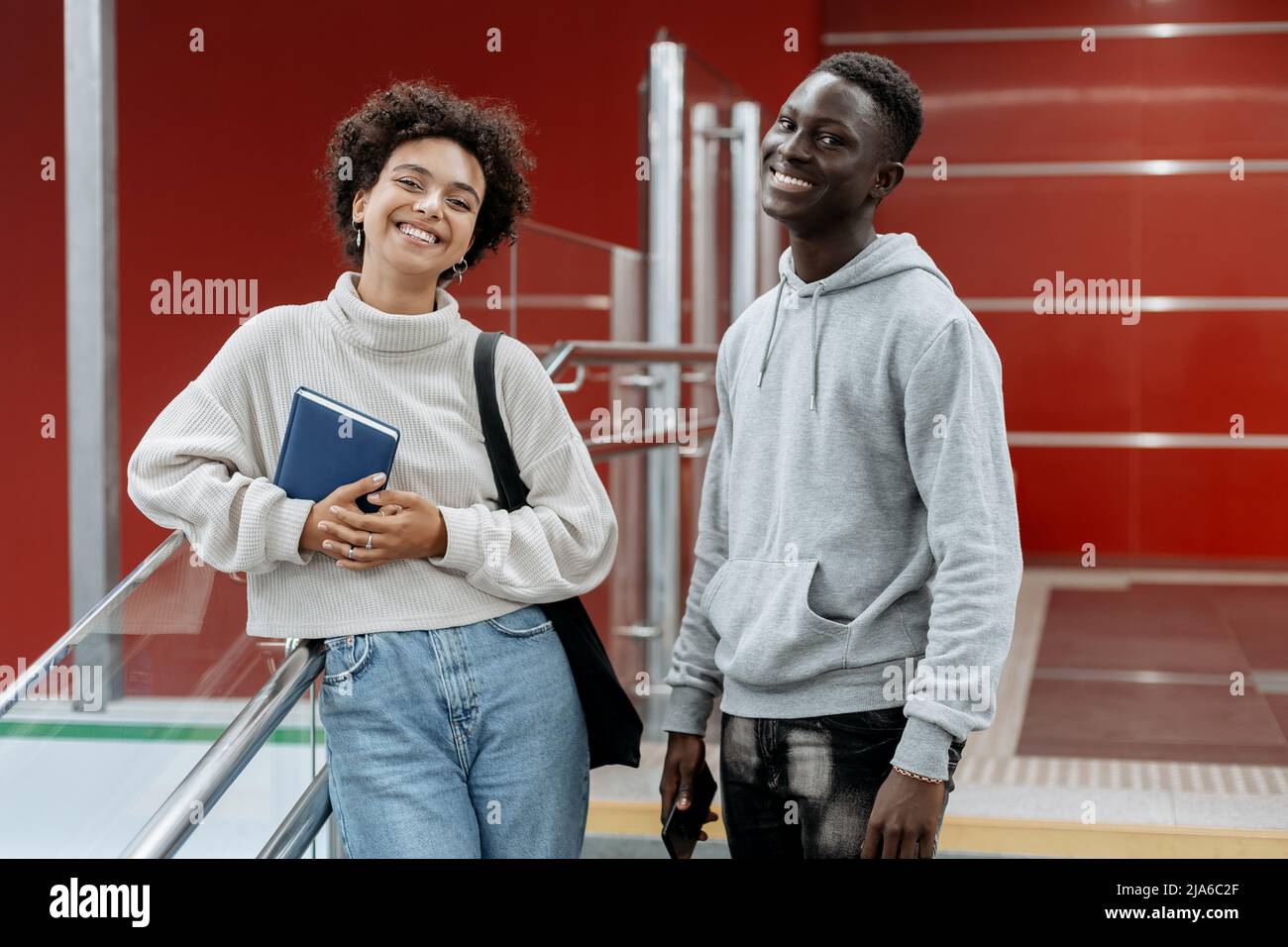 Glückliches junges Paar, das an der U-Bahn-Station steht. Stockfoto