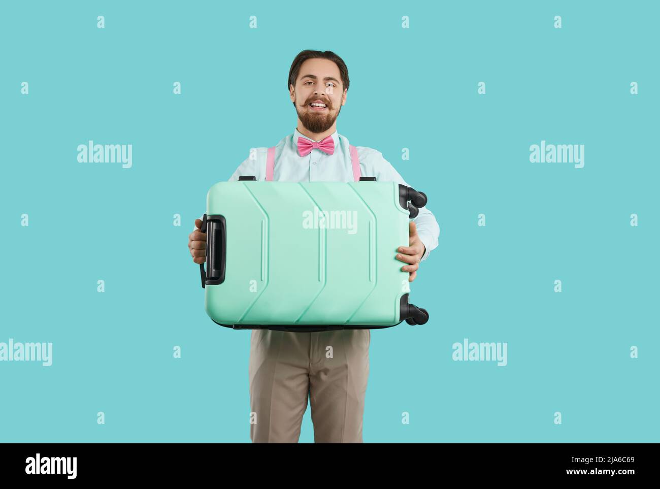 Aufgeregt Mann mit Koffer für den Sommerurlaub vorbereitet Stockfoto