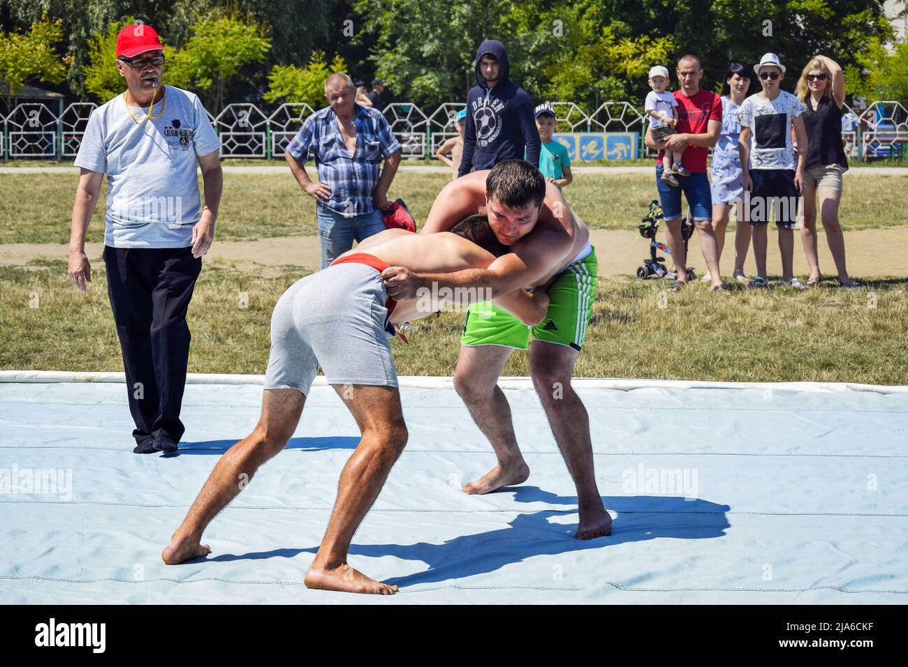 Moldawien, Rybnitsa – Juli 2019: Ringkampf. Zwei junge Männer treten im Freestyle Wrestling an. Das Spiel findet auf dem Straßensportplatz statt. Stockfoto