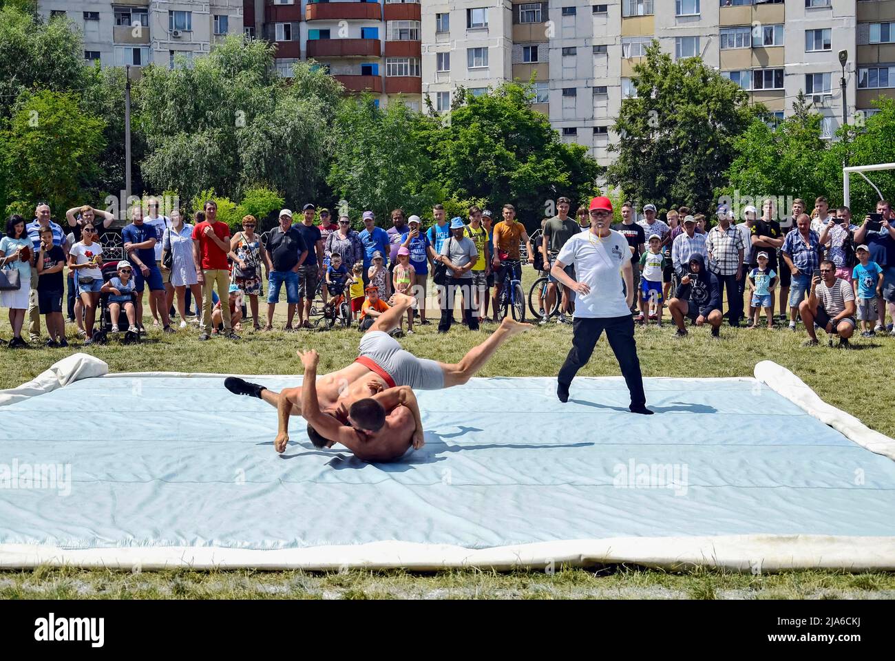 Moldawien, Rybnitsa – Juli 2019: Ringkampf. Zwei junge Männer konkurrieren im Freestyle Wrestling, werfen. Das Spiel findet auf dem Straßensportplatz statt. Stockfoto