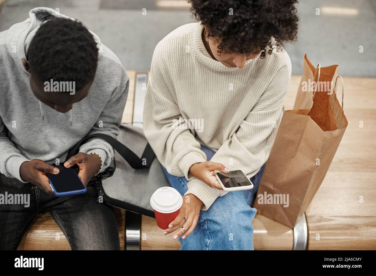 Casual junges Paar mit ihren Smartphones warten auf die U-Bahn-Zug . Stockfoto