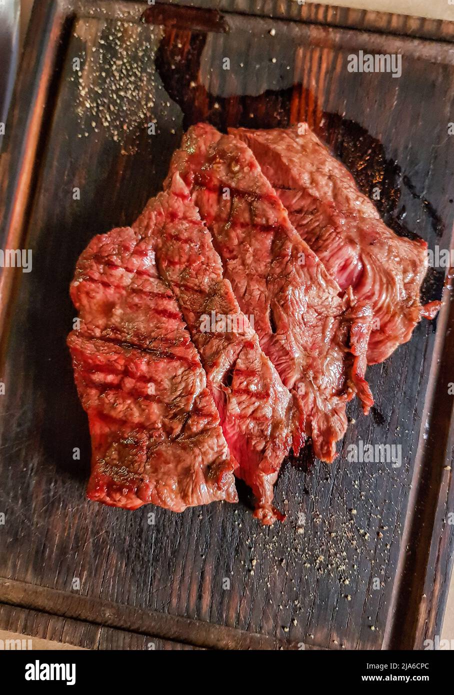 Roastbeef Steak von Medium Braten auf einem Holzbrett. Blick von oben. Stockfoto