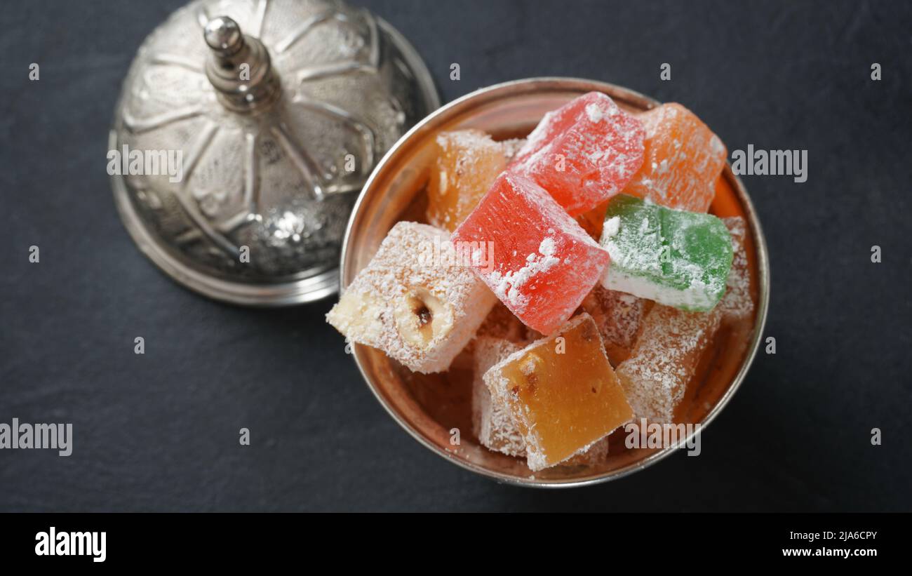 Verschiedene türkische Köstlichkeiten Rahat Lokum. Bunte Würfel ...