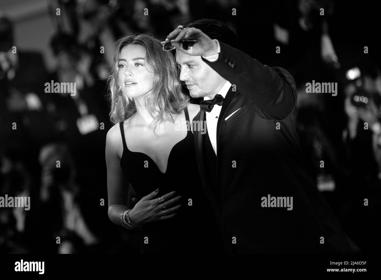 Der Schauspieler Johnny Depp und seine Frau Amber Heard kommen zum Red Carpet Event für den Film „Black Mass“ beim Filmfestival von Venedig 72. an. Stockfoto