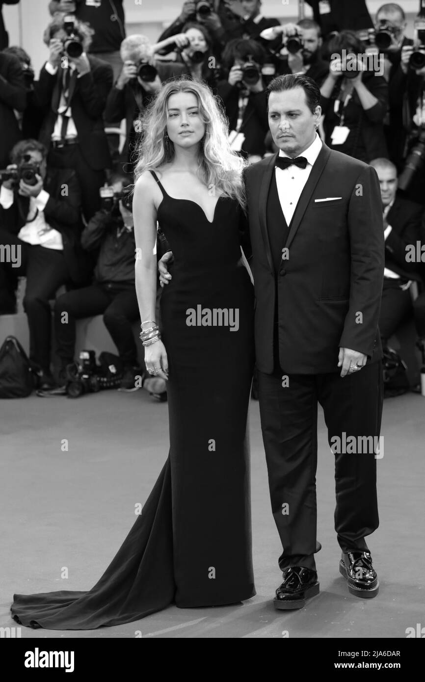 Der Schauspieler Johnny Depp und seine Frau Amber Heard kommen zum Red Carpet Event für den Film „Black Mass“ beim Filmfestival von Venedig 72. an. Stockfoto