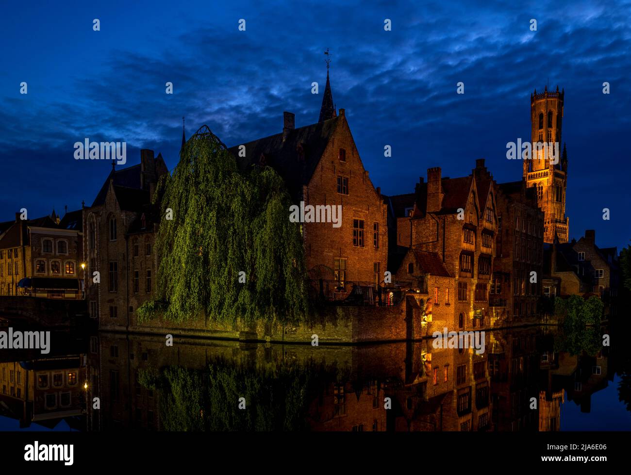Das Rozenhoedkaai Brügge, Belgien in der Abenddämmerung Stockfoto