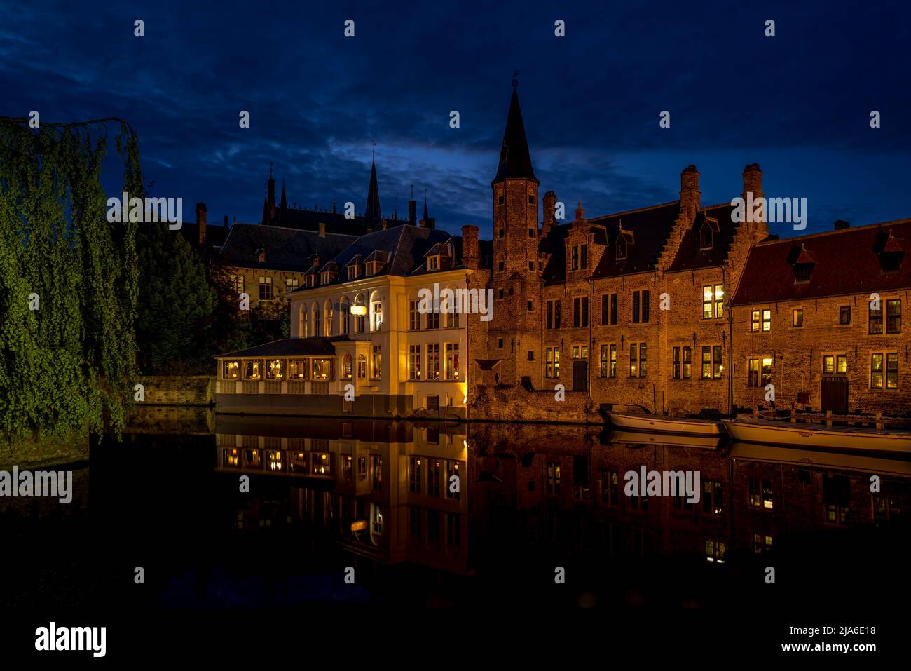 Das Rozenhoedkaai Brügge, Belgien in der Abenddämmerung Stockfoto