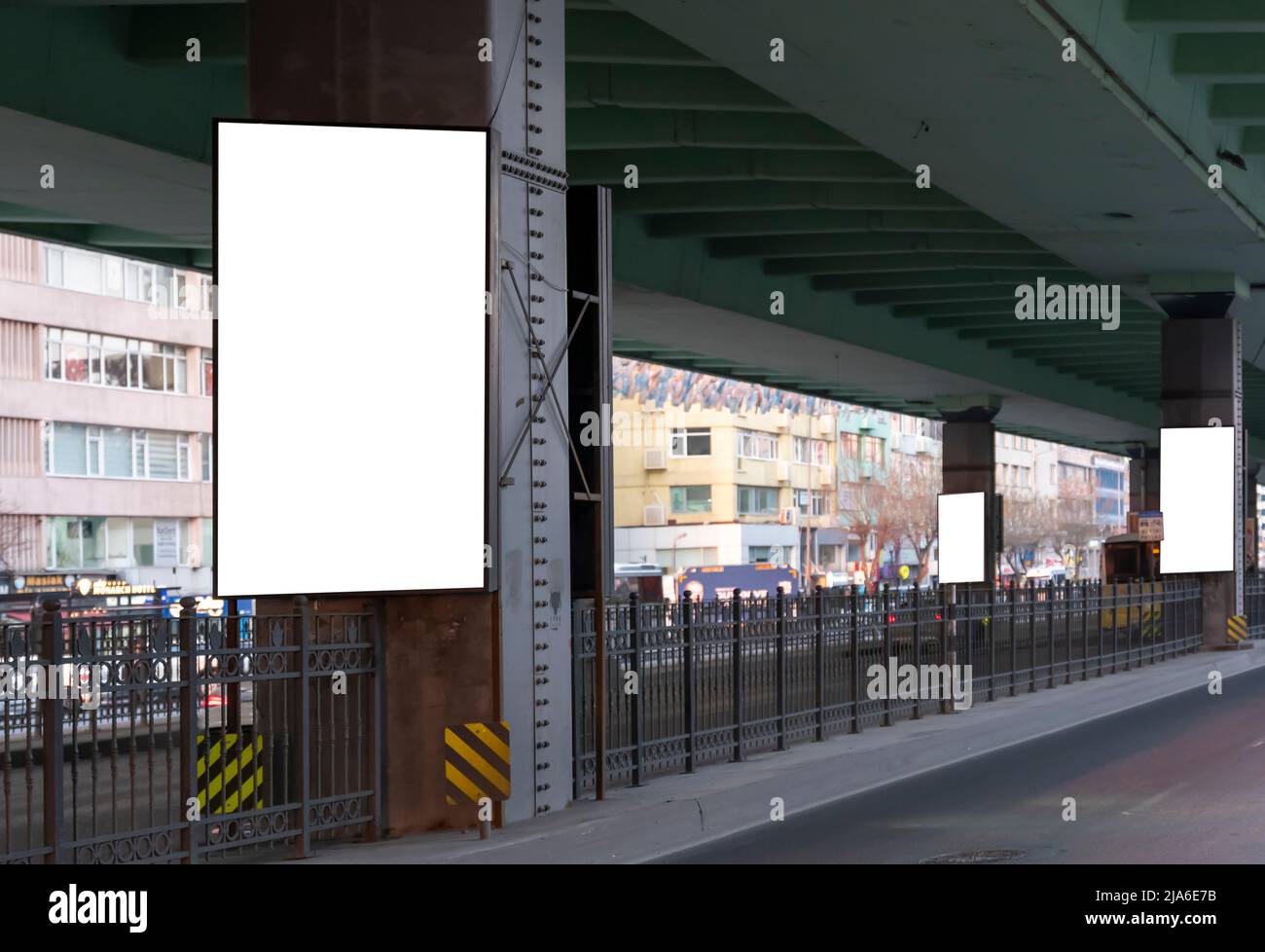 Leere Reklametafel am Straßenrand, Vorderansicht Stockfoto