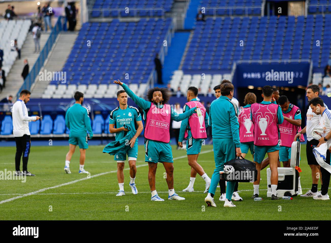 Paris, Frankreich. 27.. Mai 2022. Marcelo Vieira (C) gesehen während des Real Madrid Trainings im Paris Saint Denis Stadion vor dem Finale Champions League 2022. Kredit: SOPA Images Limited/Alamy Live Nachrichten Stockfoto