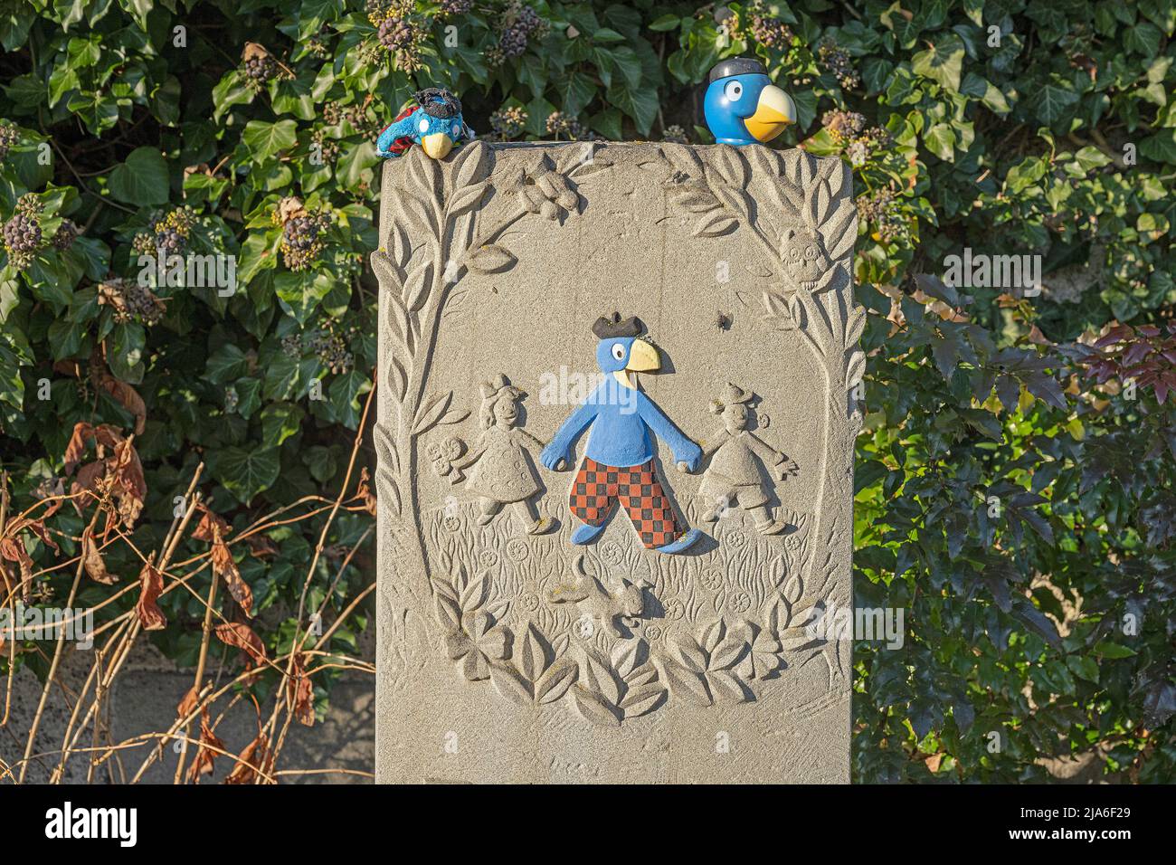 Grabstein von Robert Lips mit Globi-Figur, Friedhof Enzenbühl, Zürich, Schweiz Stockfoto