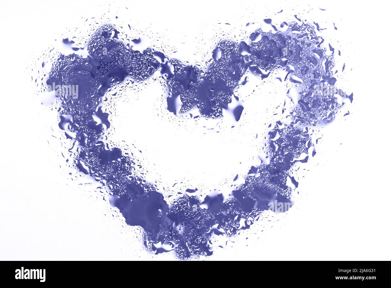 Lila Herz unter Glasoberfläche mit Wassertropfen schließen. Valentines Hintergrund, Liebe, Datum Konzept. Stockfoto